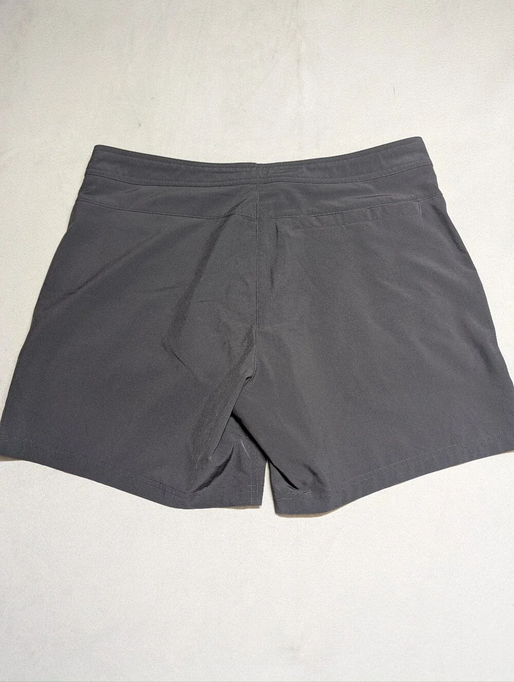 ALO Yoga Men's Triumph Restore Sweat Shorts (Dark Grey)– Size Large